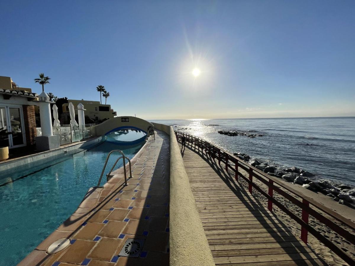 Dona Lola Micaela: Beachfront Apartment with Direct Beach Access Sitio de Calahonda Exterior photo