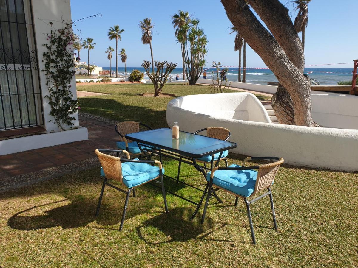 Dona Lola Micaela: Beachfront Apartment with Direct Beach Access Sitio de Calahonda Exterior photo