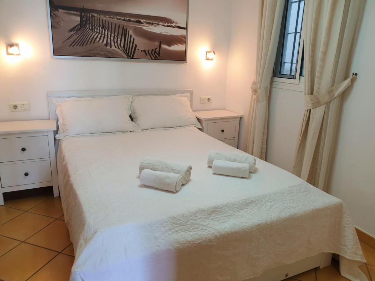 Dona Lola Micaela: Beachfront Apartment with Direct Beach Access Sitio de Calahonda Exterior photo