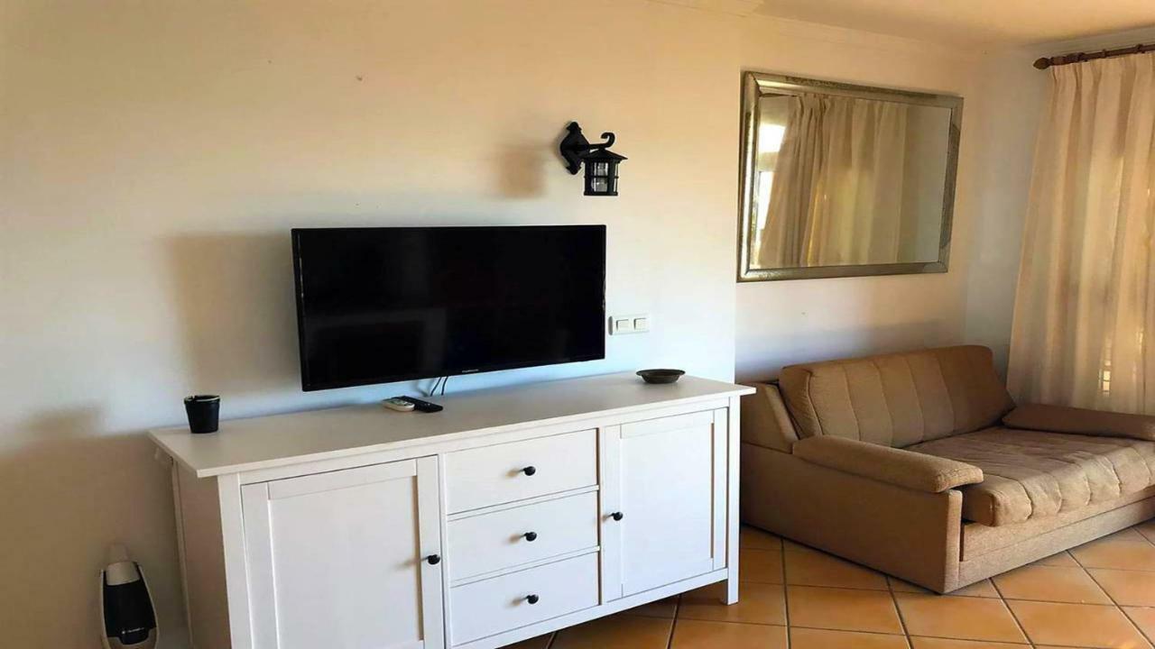 Dona Lola Micaela: Beachfront Apartment with Direct Beach Access Sitio de Calahonda Exterior photo